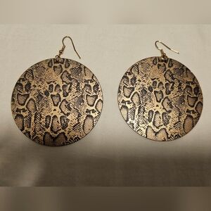 Animal print round earrings